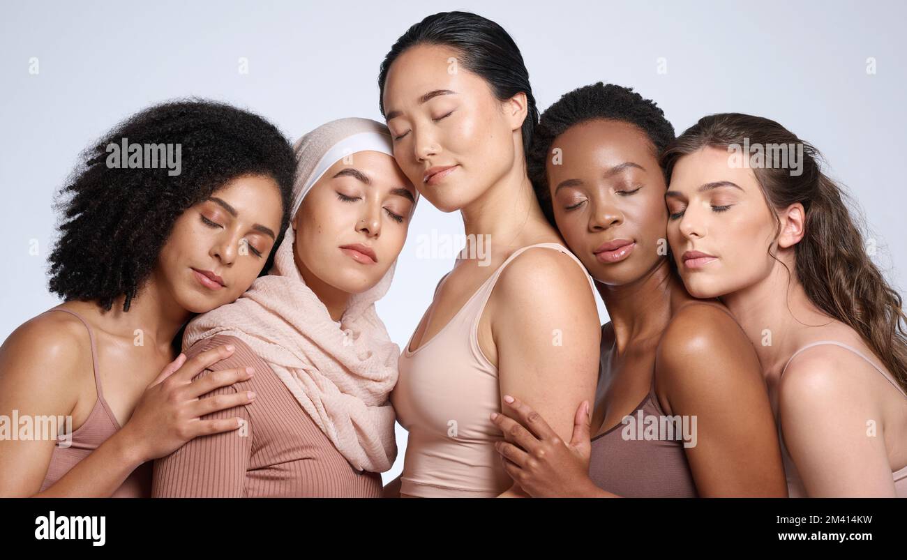 Gesicht, Schönheit und Gruppe von Frauen mit geschlossenen Augen im Studio isoliert auf grauem Hintergrund. Diversität, Hautpflege, Kosmetik oder Make-up von Mädchen, weiblich Stockfoto