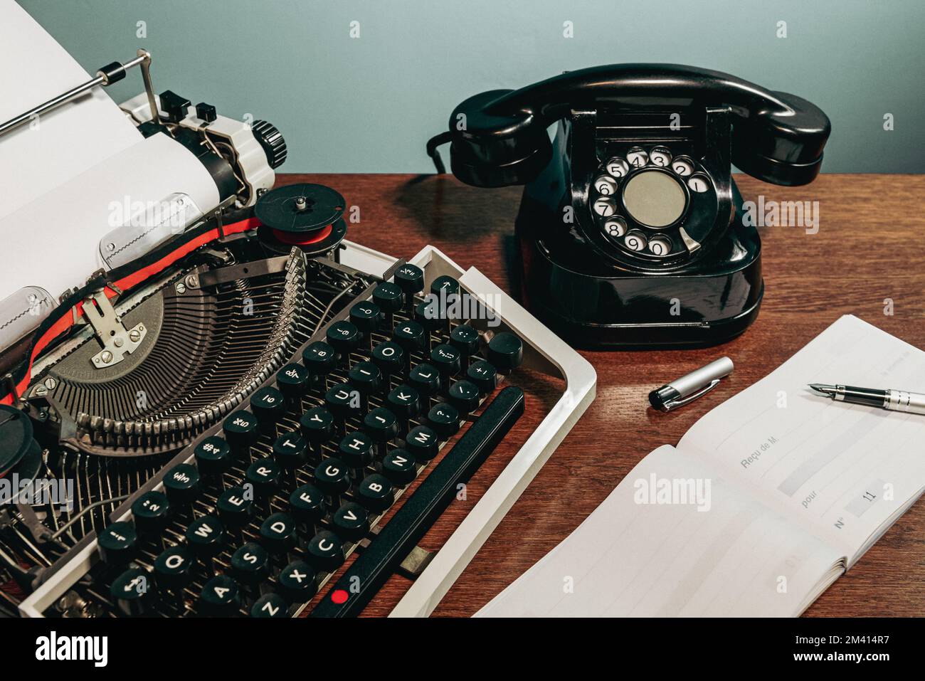 Retro-Schreibmaschine, Scheckbuch, altes Telefon, Tintenstift. Schriftzug in französischer Sprache – von herrn Für Stockfoto