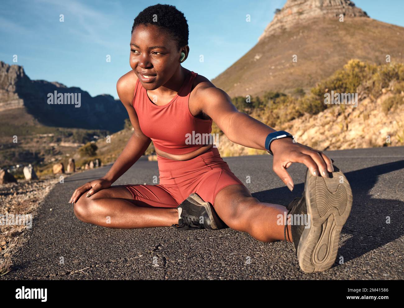 Fitness, schwarze Frau und Beine strecken auf Bergen, urbanen Straßen und Kapstadt für Muskelgesundheit, gesunden Körper oder Kraft. Sportler, aufwärmen und konzentrieren Stockfoto