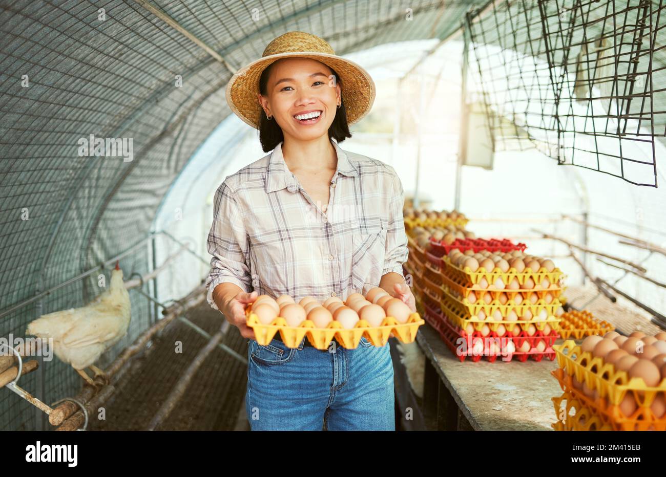 Asiatische Bauernfrau, Porträt- und Eierproduktion für kleine Bio-Unternehmen, Nachhaltigkeit und Lächeln. Glücklicher Experte für Hühnerzucht, Erfolg und Vision Stockfoto