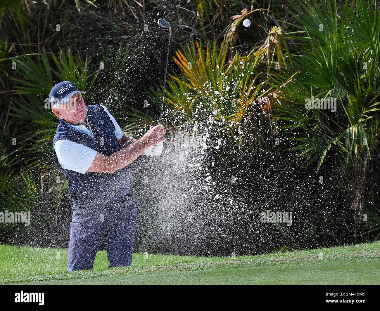 Orlando, Usa. 17.. Dezember 2022. Nick Price aus Simbabwe spielt in der ersten Runde der PNC-Meisterschaft 2022 im Ritz-Carlton Golf Club in Orlando aus dem Bunker auf dem 9.. Loch. Kredit: SOPA Images Limited/Alamy Live News Stockfoto