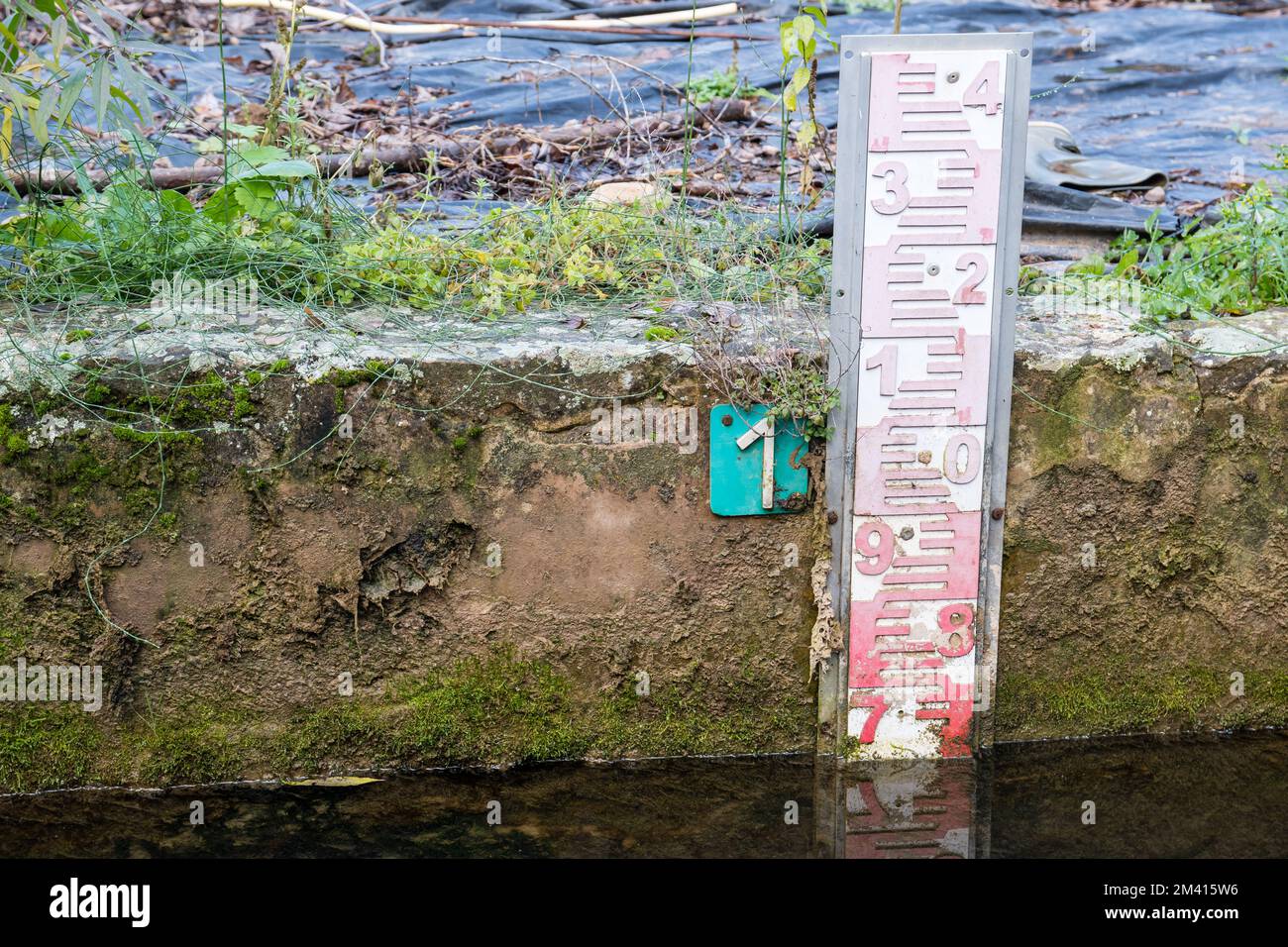 Messgerät für Wasserstand, Wasserkanal, Wasserstandsanzeige Stockfoto