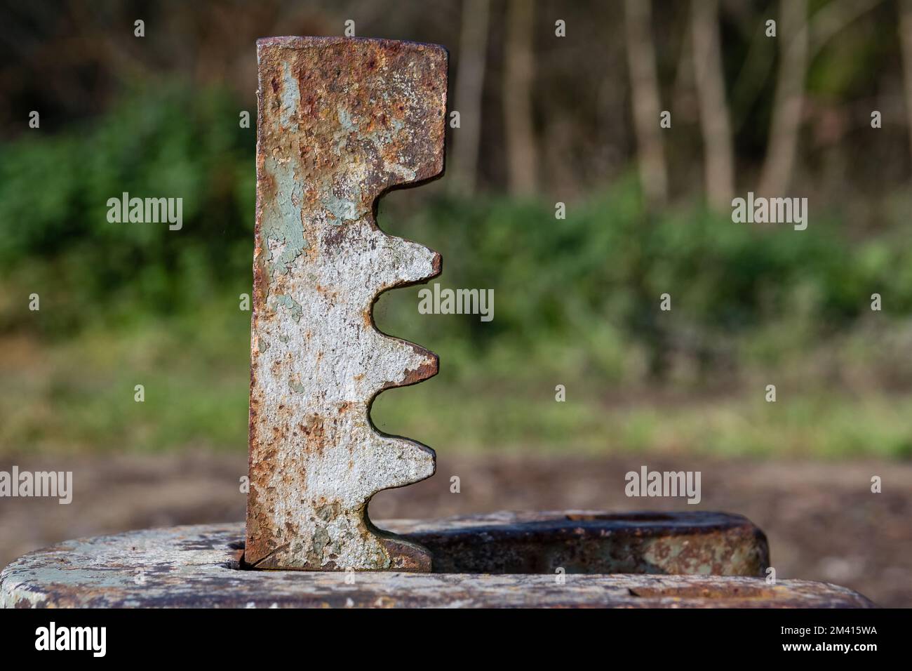 Sluice-Gate-Mechanismus, Metallmechanismus zum Anheben der Schieber am Damm Stockfoto