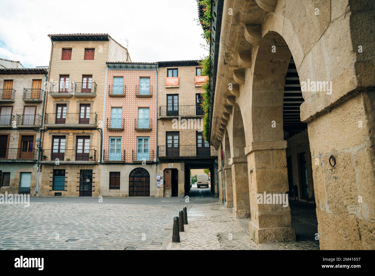 Der Camino de Santiago durch Puente la Reina, Navarra, Spanien - okt. 2022 Stockfoto