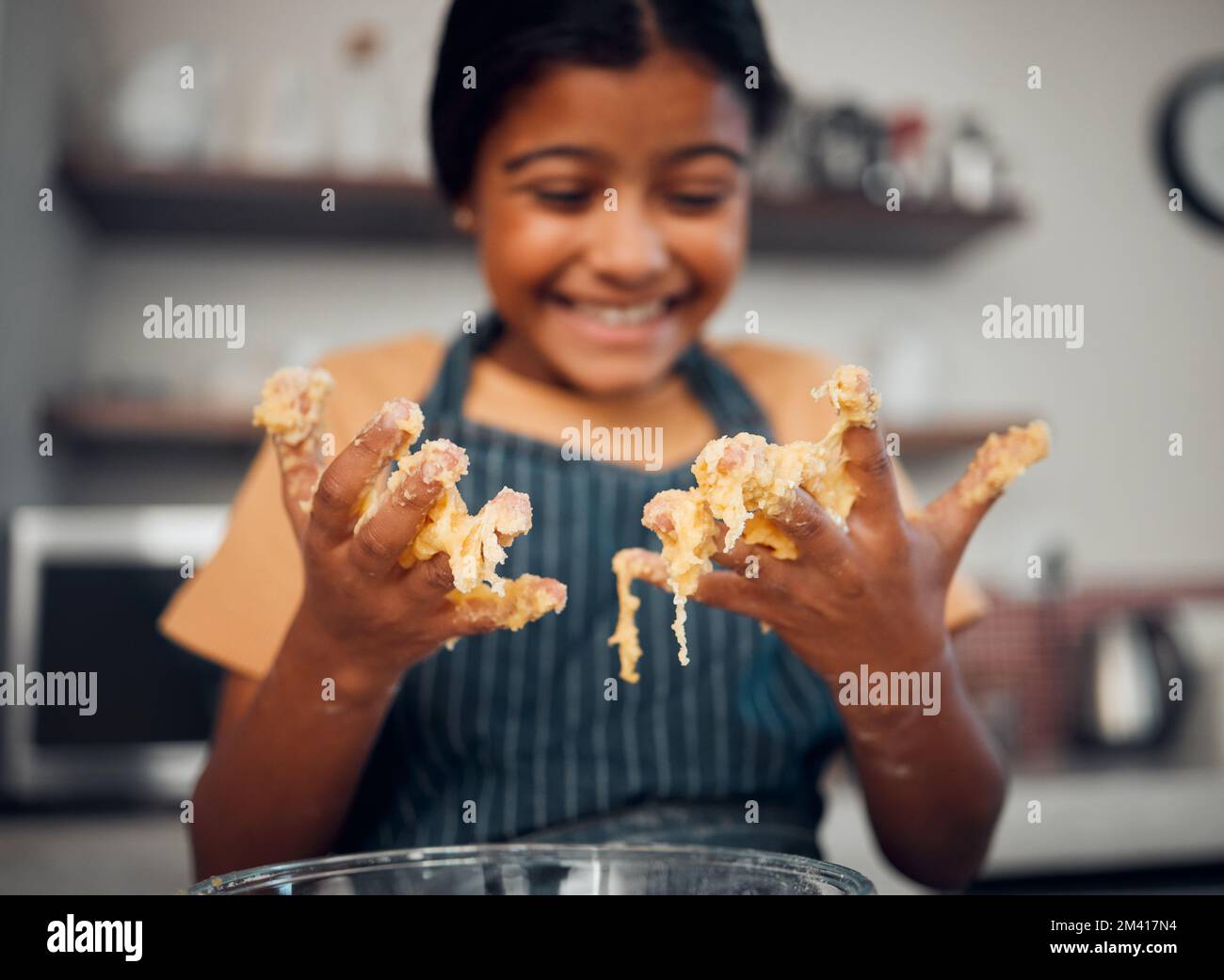 Mädchen, Hände und Knete beim Kochen in der Küche. Backen, Aufklärung und fröhlicher Kinderkoch mit Schüssel und Mehl, lächelnd und köstlich Stockfoto