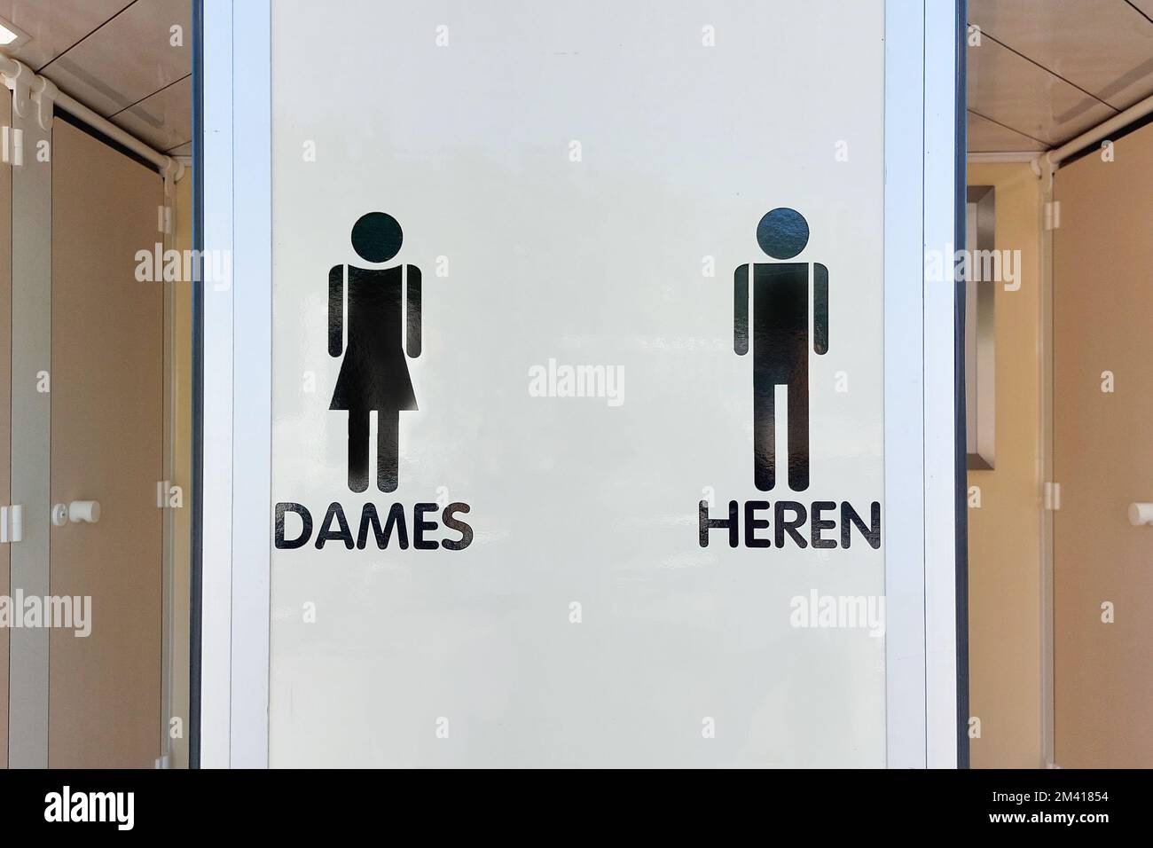 Mobile Außentoilette für gesellschaftliche Veranstaltungen. Inschrift in Niederländisch - Frauen und Männer Stockfoto