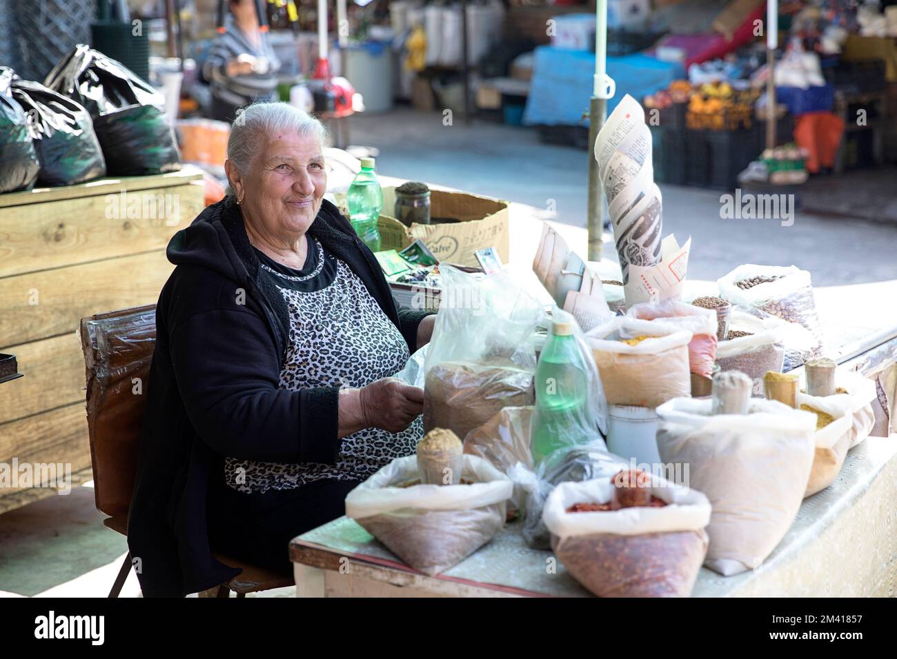 Einheimische Frau, die Gewürze im Marktgebiet der Stadt Ozurgeti in der Region Guria in Georgien verkauft Stockfoto