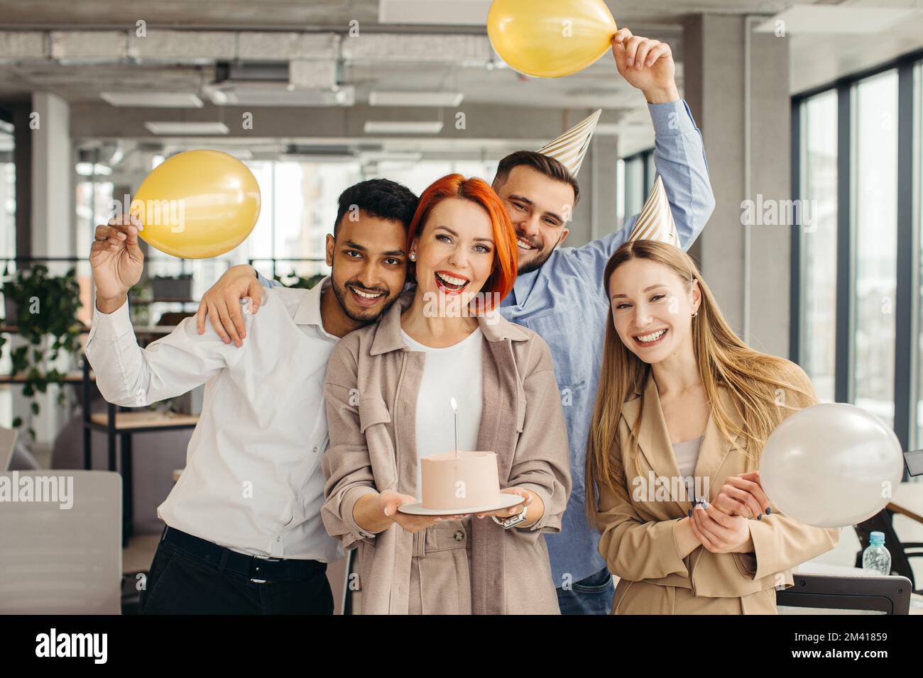 Geschäftsfrau feiert Geburtstag und feiert eine Party mit Kollegen in ihrem Büro. Stockfoto