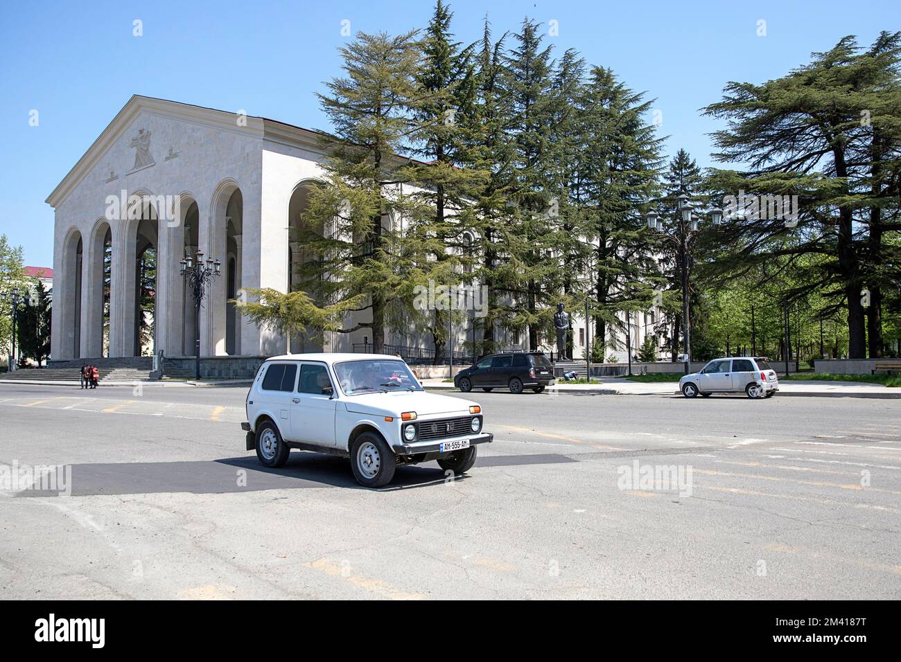 Lada Niva aus der sowjetära fährt am Ozurgeti Drama Theater in der Stadt Ozurgeti in Guria, Georgia Stockfoto
