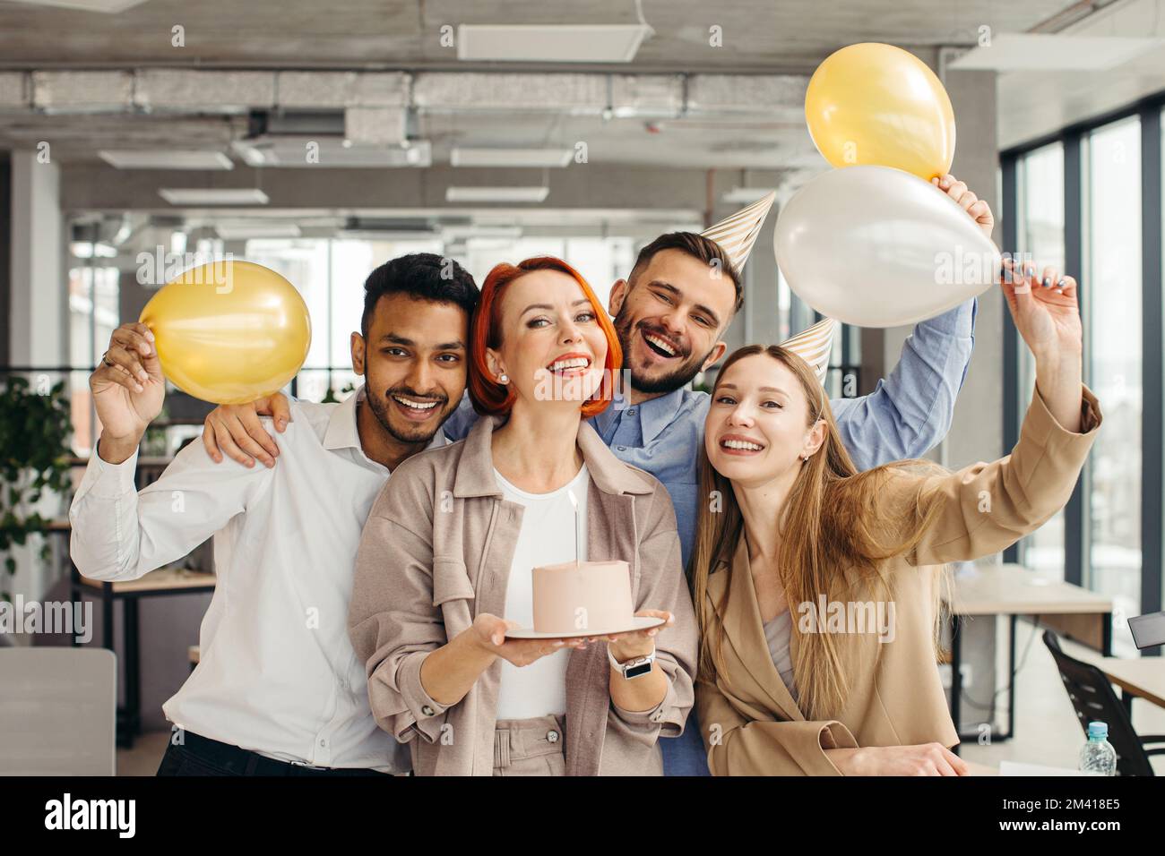 Geschäftsfrau feiert Geburtstag und feiert eine Party mit Kollegen in ihrem Büro. Stockfoto