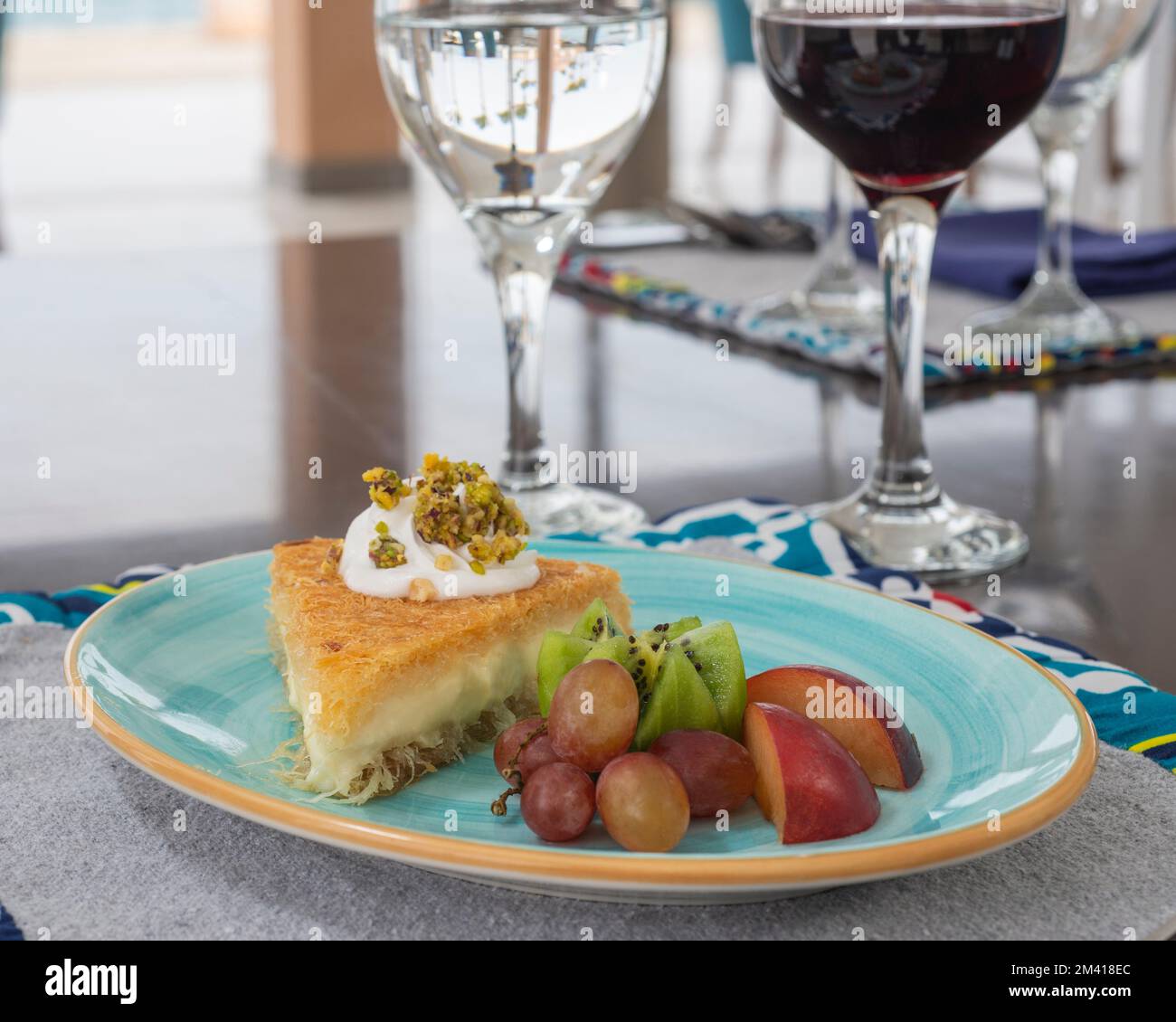 Basbousa Dessert a la Carte Gericht mit einer Auswahl an frischem Obst Stockfoto