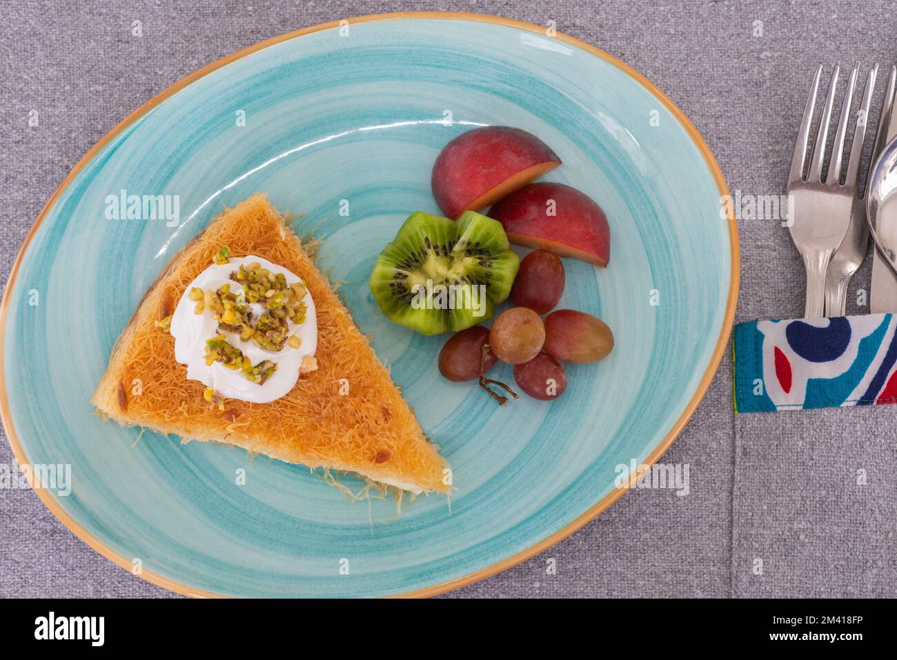 Basbousa Dessert a la Carte Gericht mit einer Auswahl an frischem Obst Stockfoto