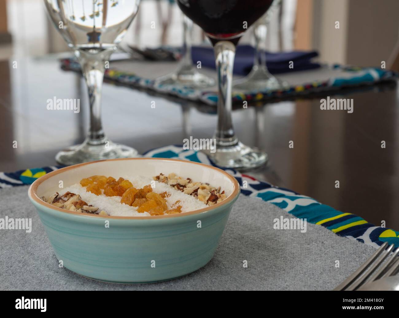 Reispudding la carte Dessertmahlzeit mit Kokosflocken und Sultaninen Stockfoto