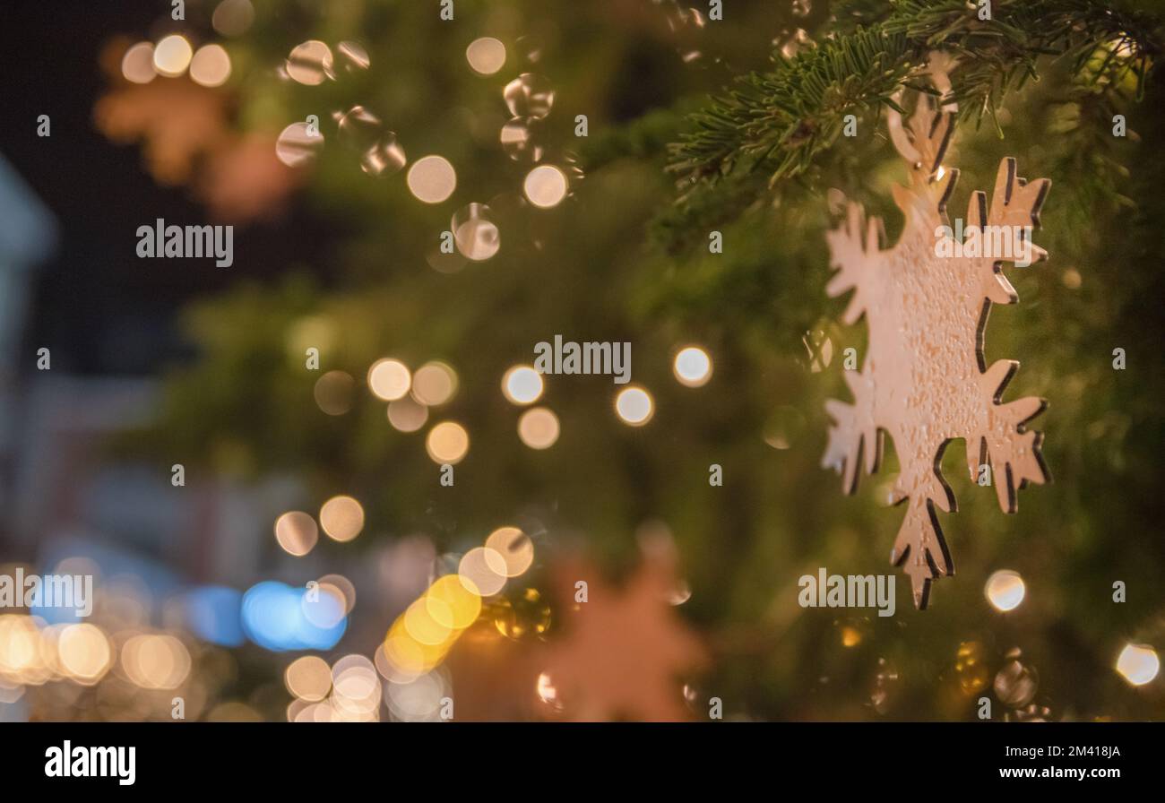 Zweig eines Weihnachtsbaums in der Stadt. Vor dem Hintergrund der Straßenbeleuchtung Stockfoto