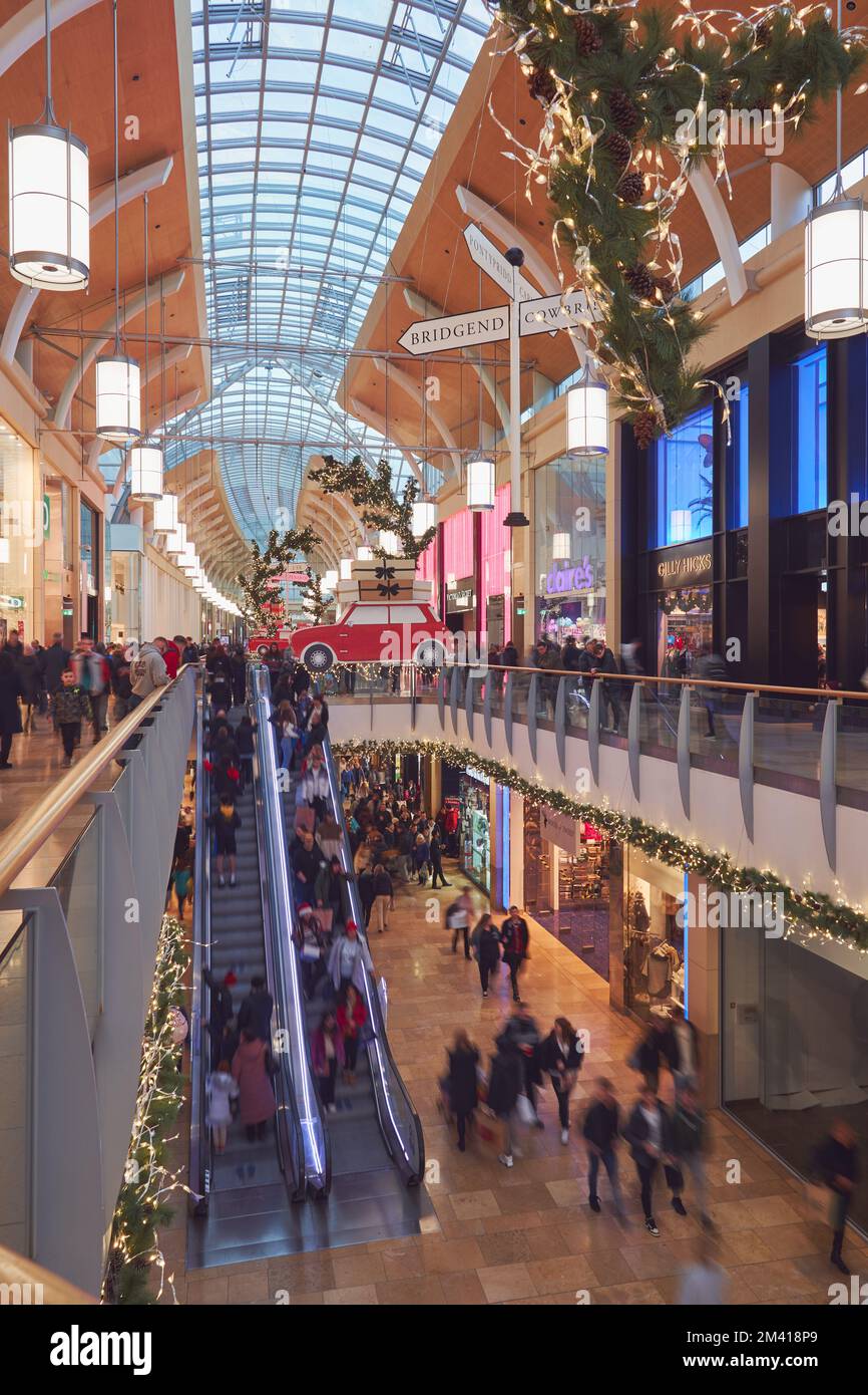 Weihnachtseinkäufe im Einkaufszentrum St David's, Cardiff, South Wales, Dezember 2022. Stockfoto