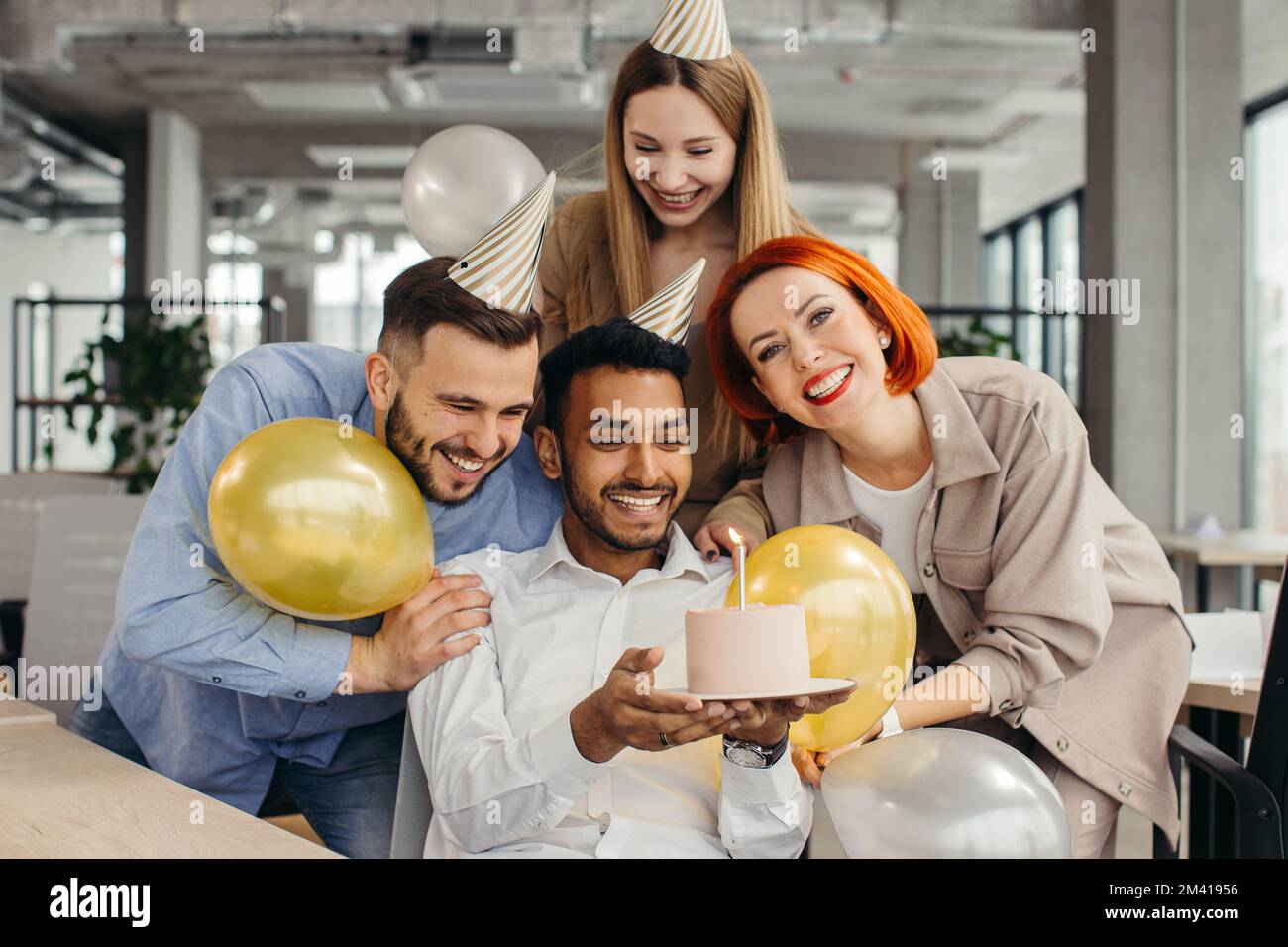 Business-Team feiert den Geburtstag des Kollegen im modernen Büro Stockfoto