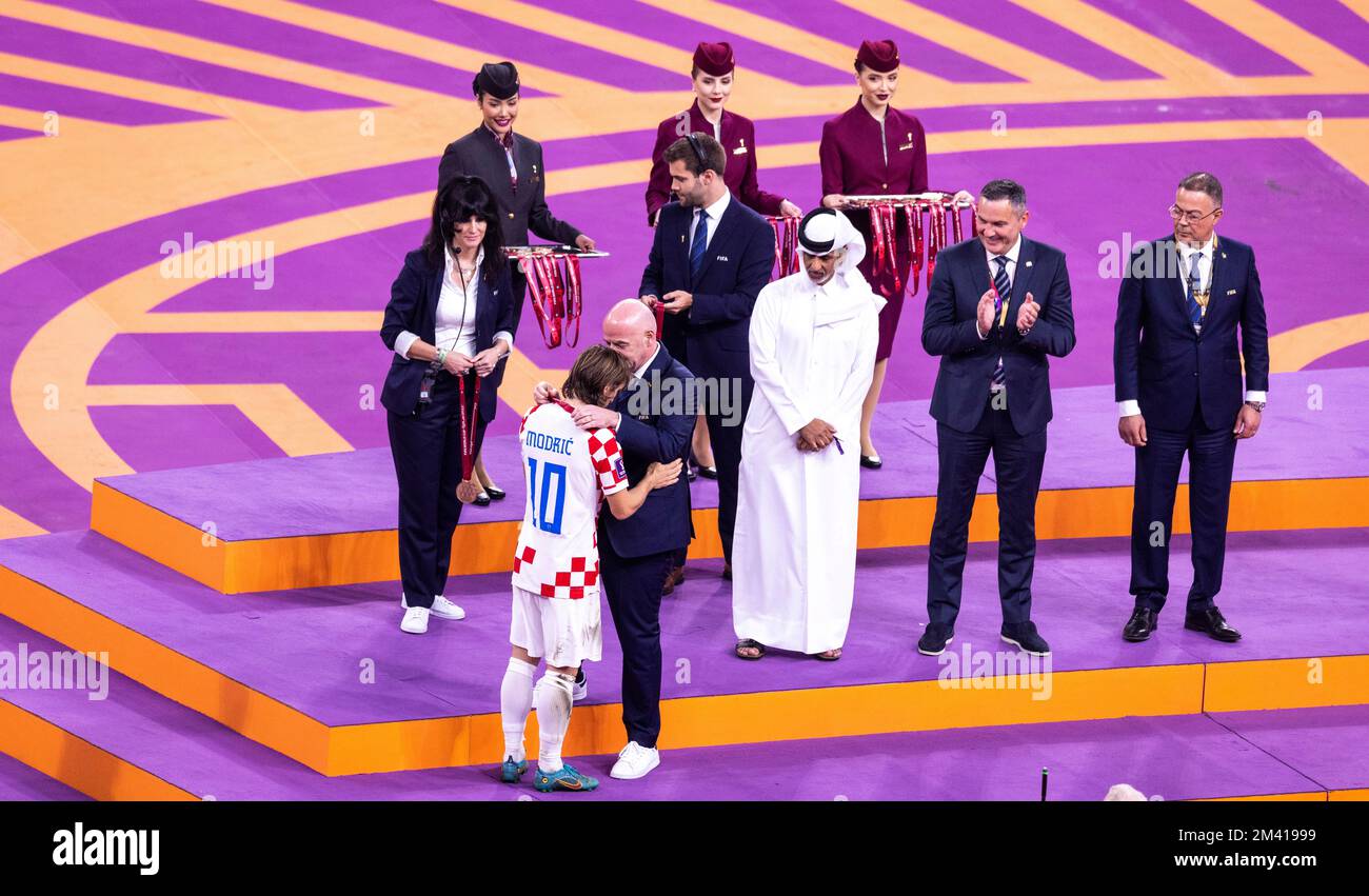 Doha, Katar. 17.. Dezember 2022. FIFA-Präsident Gianni Infantino ehrt Luka Modric (Kroatien) mit der Bronzemedaille Kroatien - Marokko Match für den 3.. Platz Stockfoto