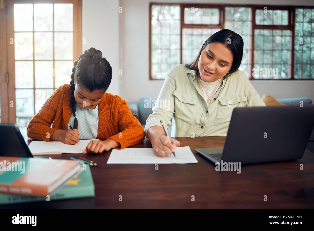 Hilfe, Bildung und Hausaufgaben mit Mädchen und Mutter, die für die Arbeit von zu Hause aus schreiben, Unterstützung und Bildung. Notebook, virtuelles und Fernlernen mit Schülern Stockfoto