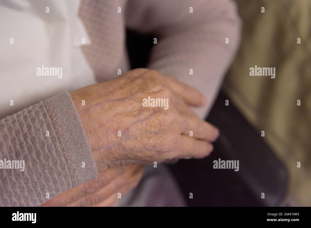 Morbus Parkinson. Die Hand einer älteren Frau im Bewegungsprozess Stockfoto