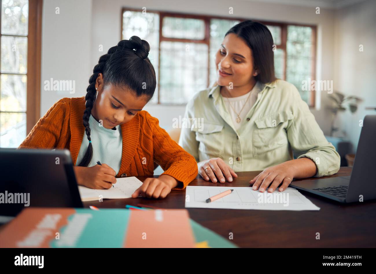 Mutter, Mädchen oder Technologie bei Hausaufgaben helfen, Fernunterricht oder Hausschließung im Speisesaal. Lächeln, glückliche mutter oder Lehrerin Stockfoto
