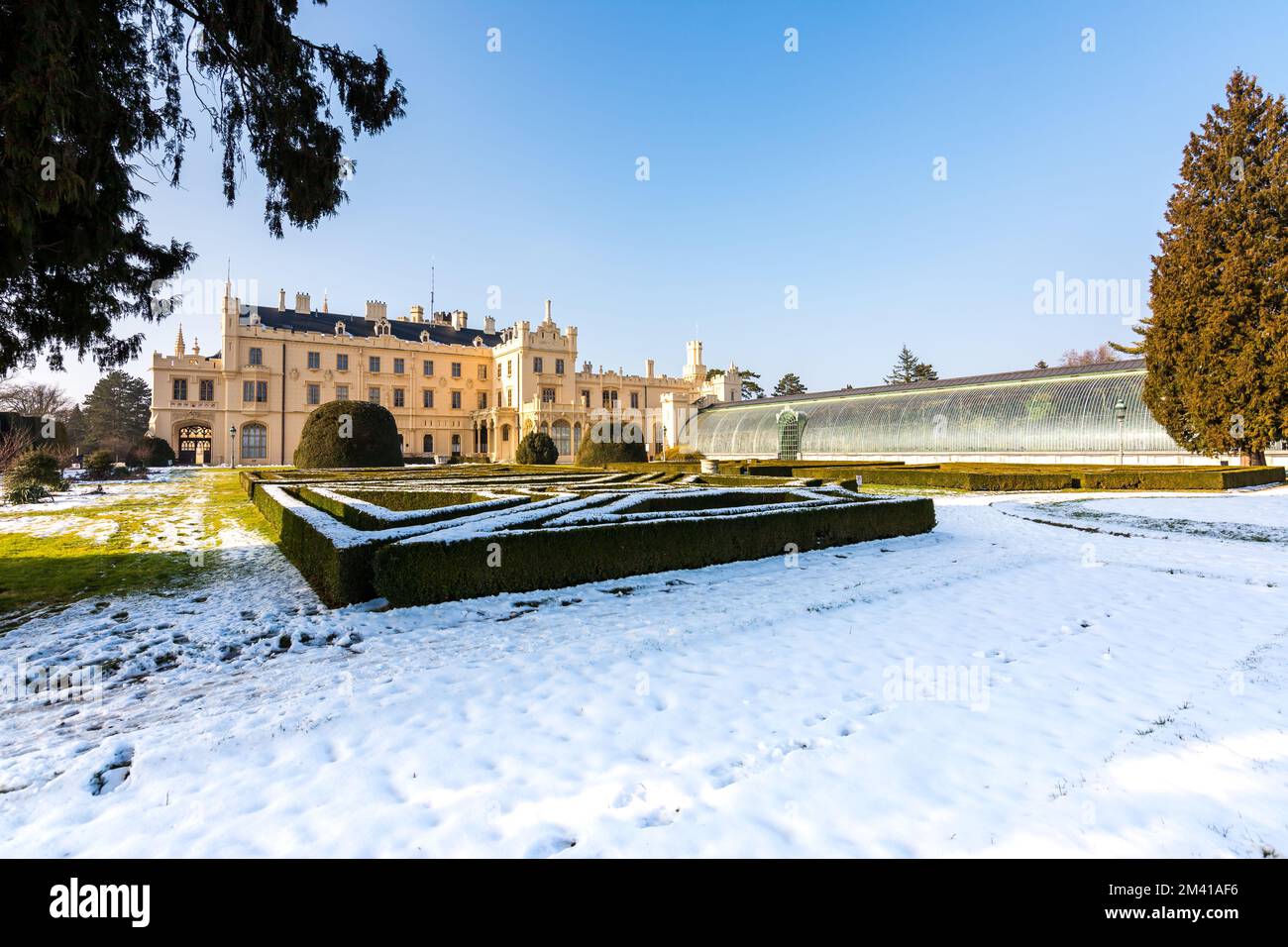 Schloss Lednice und Gewächshaus, Schnee und Winter. Blauer Himmel. Stockfoto