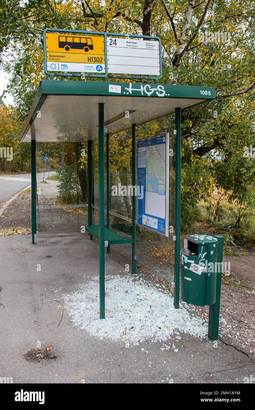 Verwundete Bushaltestelle mit Brokenglasscherben auf dem Boden im Vähuh-Meilahti-Viertel in Helsinki, Finnland Stockfoto