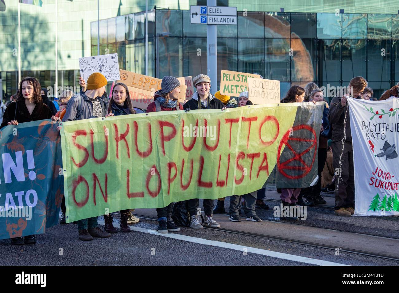 Elokapinas oder Ausrottung Rebellion Finnlands Verkehrsblockade-Demonstration auf Mannerheimintie in Helsinki, Finnland Stockfoto