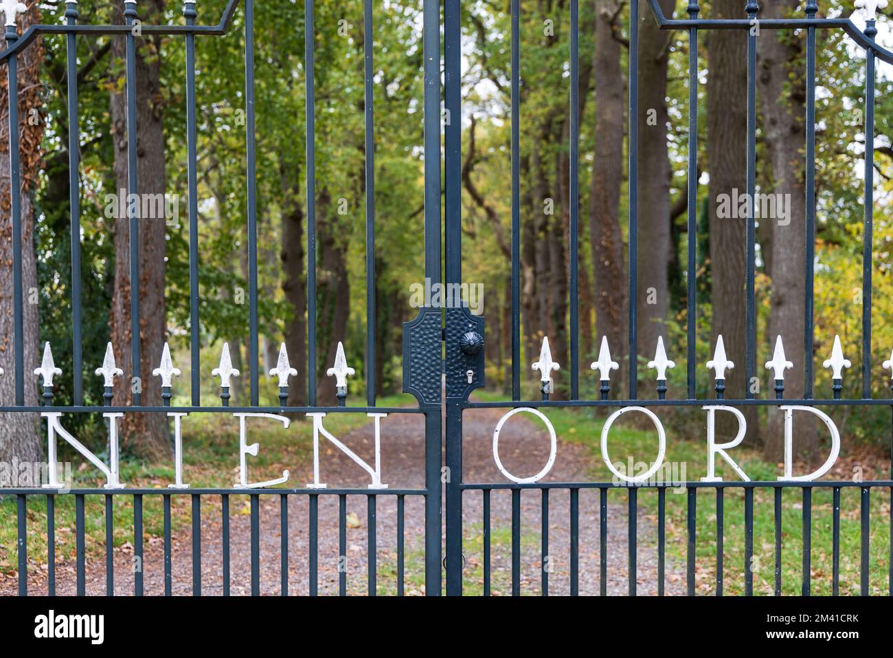 Lauch, Niederlande - 26. Oktober 2022: Eintritt des Grundstücks und des Parks Nienoord in der Gemeinde Leek Westerkwartier Groningen in den Niederlanden Stockfoto