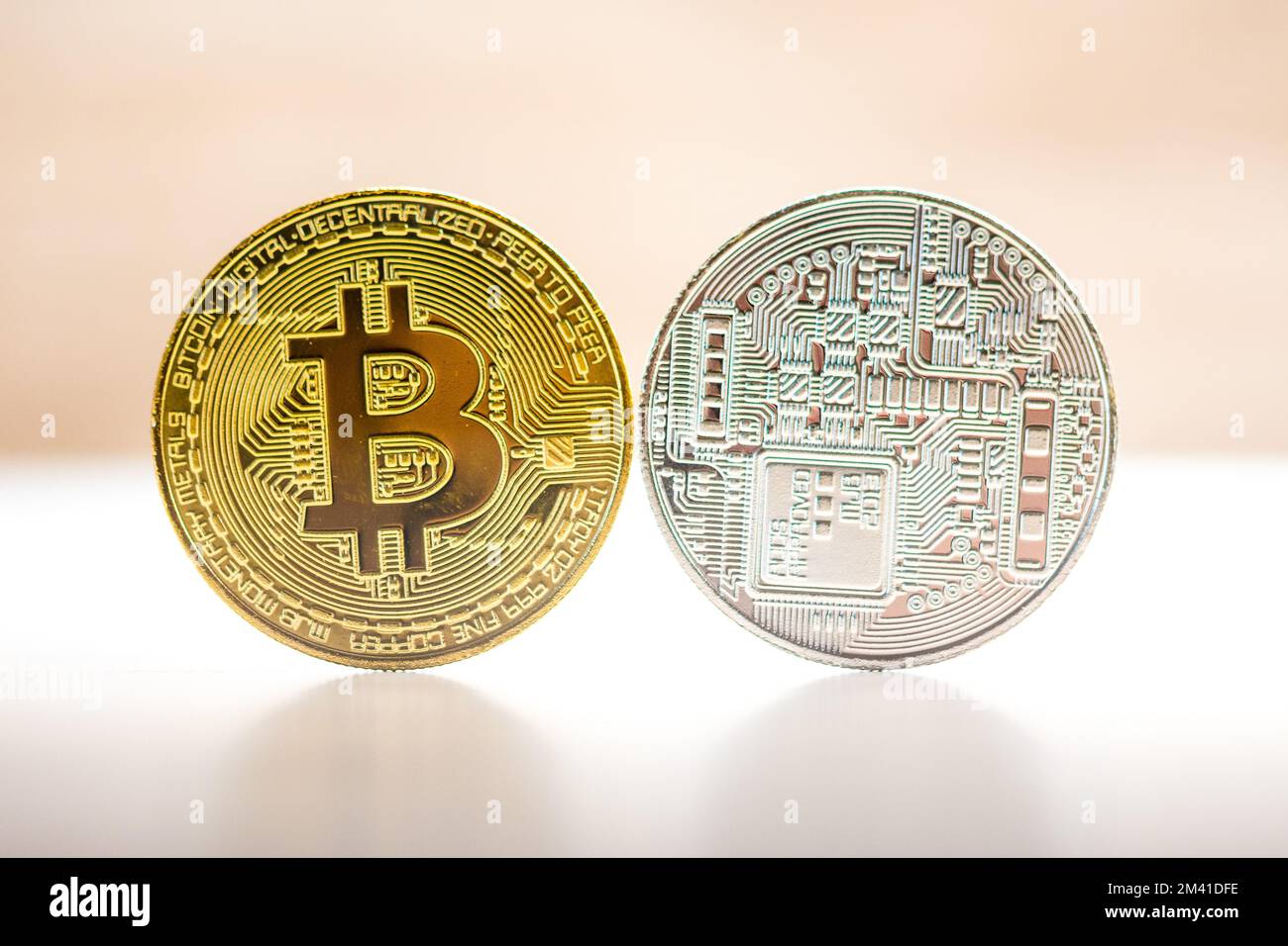 Bitcoin Gold- und Silbermünze auf weißbraunem Hintergrund. Münze von beiden  Seiten - Vorder- und Rückseite. Kryptowährungssymbol Stockfotografie - Alamy
