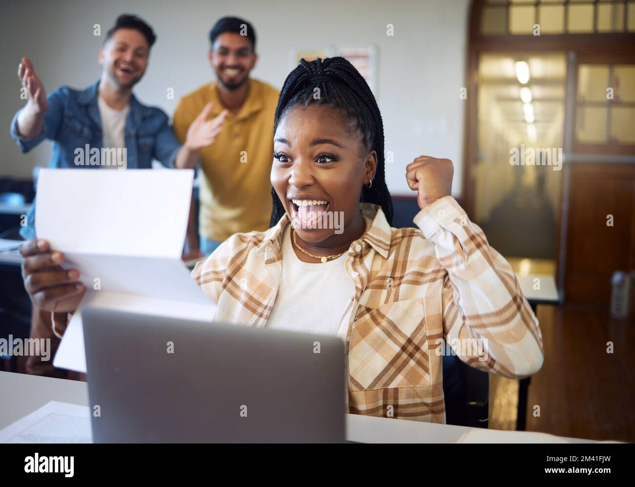 Erfolg, Geschäftsfrau und Papier für Bank, Kredit und Genehmigung, Team klatscht Hände Büro, glücklich und aufgeregt. Schwarze Frau, Feier und Stockfoto