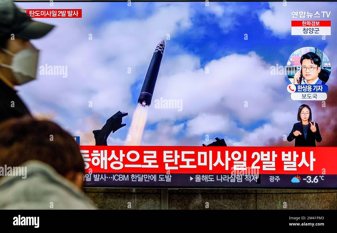 Seoul, Südkorea. 18.. Dezember 2022. Die Leute sehen einen Fernsehbildschirm, der eine Nachrichtensendung mit Akten eines nordkoreanischen Raketenstarts am Yongsan Bahnhof in Seoul zeigt. Nordkorea hat am 18. Dezember zwei ballistische Raketen in die Ostsee abgefeuert. Der Gemeinsame Stabschef (Joint Chiefs of Staff, JCS) erklärte, dass er die Starts aus dem Gebiet Tongchang-RI in der Provinz Nord-Pyongan zwischen 11:13 Uhr entdeckt habe (KST). Und 12:05 Uhr (KST). (Foto: Kim Jae-Hwan/SOPA Images/Sipa USA) Guthaben: SIPA USA/Alamy Live News Stockfoto