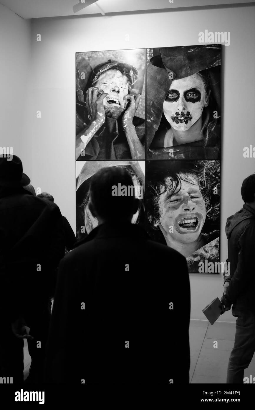 Eine Gruppe von Menschen betrachtet die Kunstwerke im Maison Europeenne de la Photographie Museum in Paris, Frankreich Stockfoto