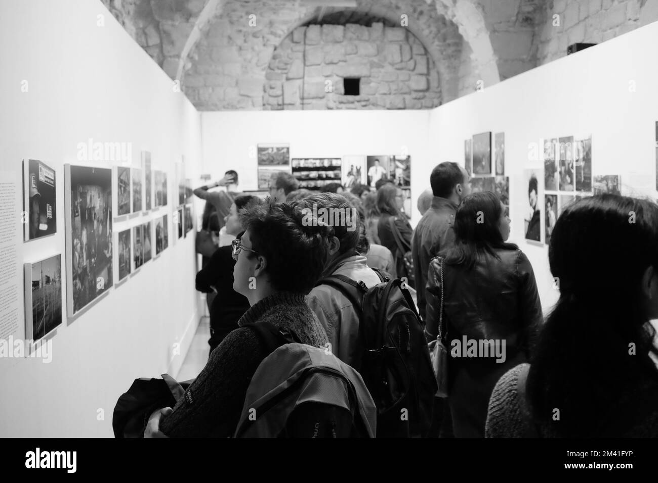 Eine Gruppe von Menschen betrachtet die Kunstwerke im Maison Europeenne de la Photographie Museum in Paris, Frankreich Stockfoto