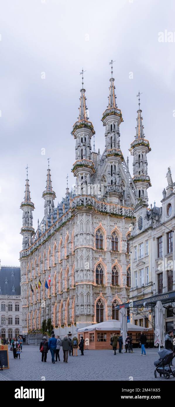 Leuven. Vlaams-Brabant - Belgien 02-01-2022 Rathaus (Stadhuis) von Leuven, Belgien, dekoriert mit Beleuchtung während der Weihnachtsfeiertage. Guten Abend Stockfoto