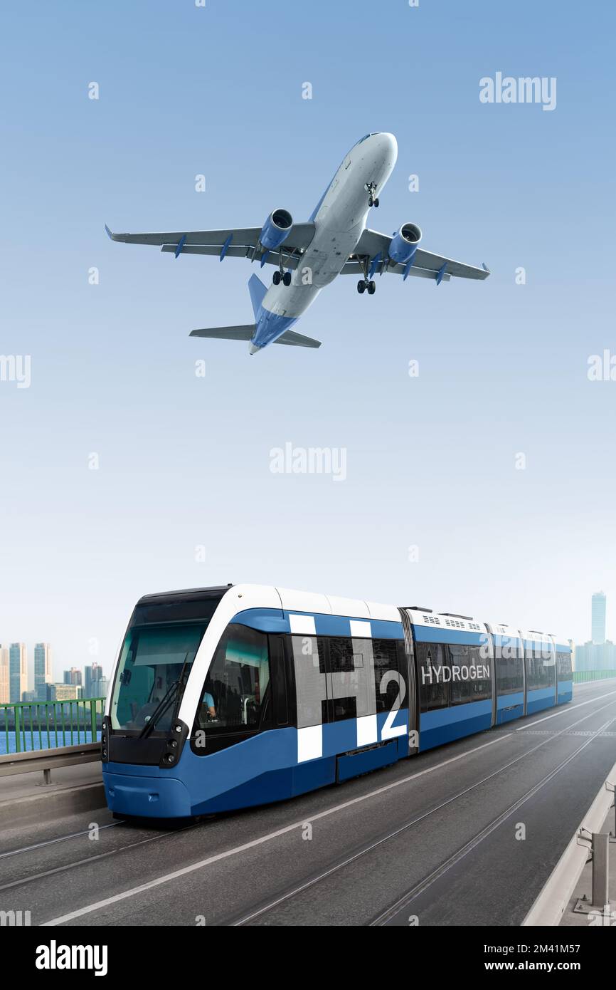 Eine Brennstoffzellenbahn und ein Flugzeug am Himmel. Sauberes Transportkonzept Stockfoto