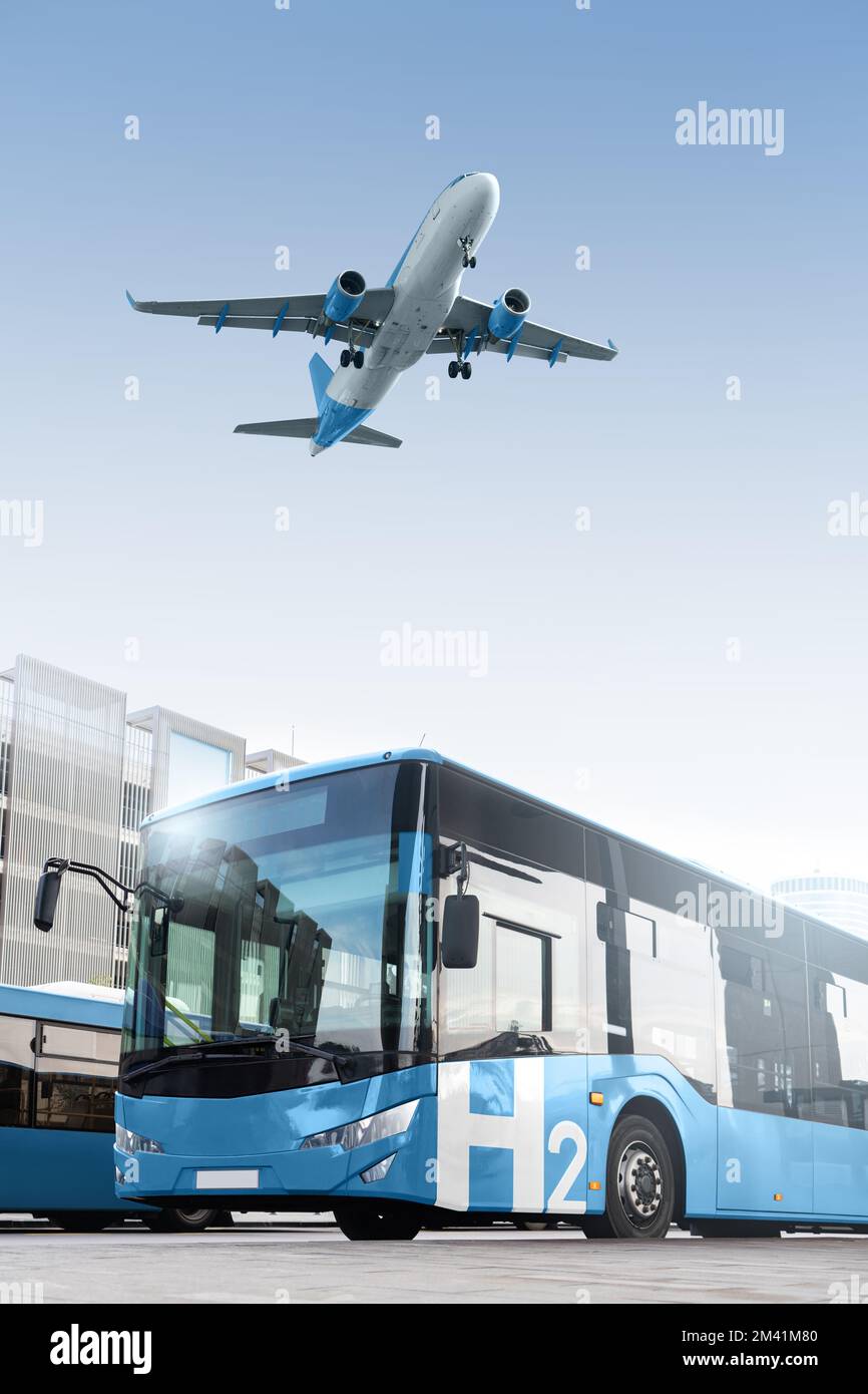 Wasserstoff-Brennstoffzellenbus und Flugzeug am Himmel. Sauberes Mobilitätskonzept Stockfoto
