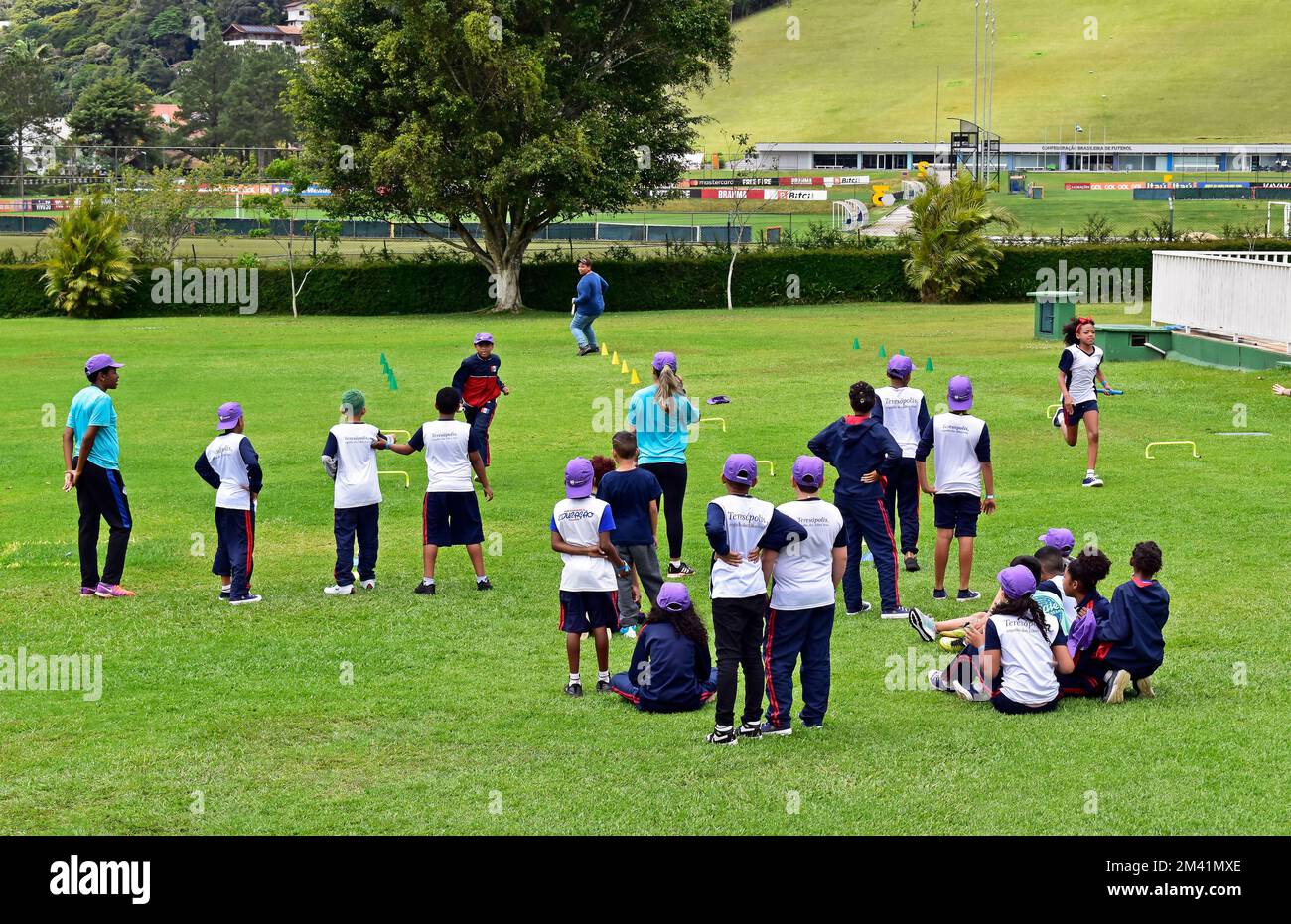 TERESOPOLIS, RIO DE JANEIRO, BRASILIEN - 25. Oktober 2022: Kinder, die im Erholungszentrum „Clube Comary“ auf dem Rasen Sport treiben Stockfoto