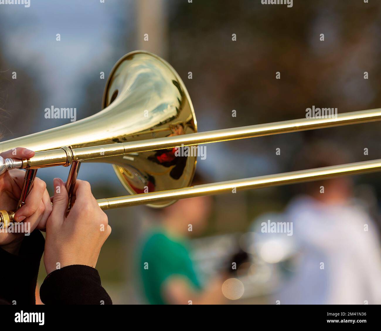 Hände eines Musikers, der bei der Probe Posaune spielt Stockfoto