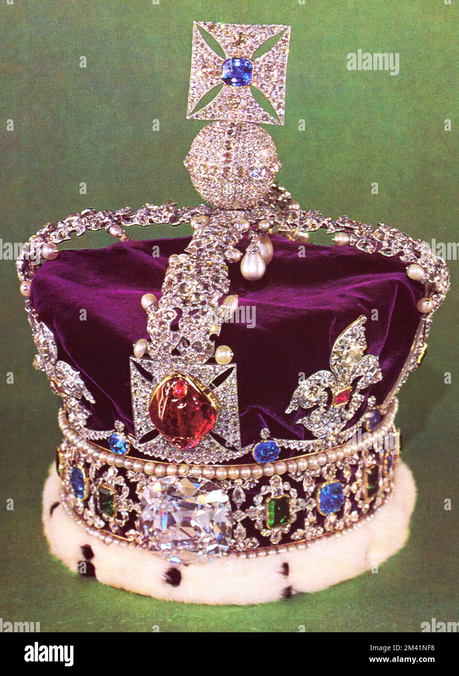 Die Kaiserliche Staatskrone. Die Krone des kaiserlichen Staates ist eines der Kronjuwelen des Vereinigten Königreichs und symbolisiert die Souveränität des Monarchen. Seit dem 15.. Jahrhundert gibt es sie in verschiedenen Formen. Die aktuelle Version wurde 1937 hergestellt und wird vom Monarchen nach einer Krönung getragen und bei den Staatsöffnungen des Parlaments verwendet. Die Krone ist mit 2.901 Edelsteinen geschmückt, darunter der Cullinan II Diamant, St. Edward's Sapphire, Stuart Sapphire und der Rubin des Schwarzen Prinzen. Stockfoto