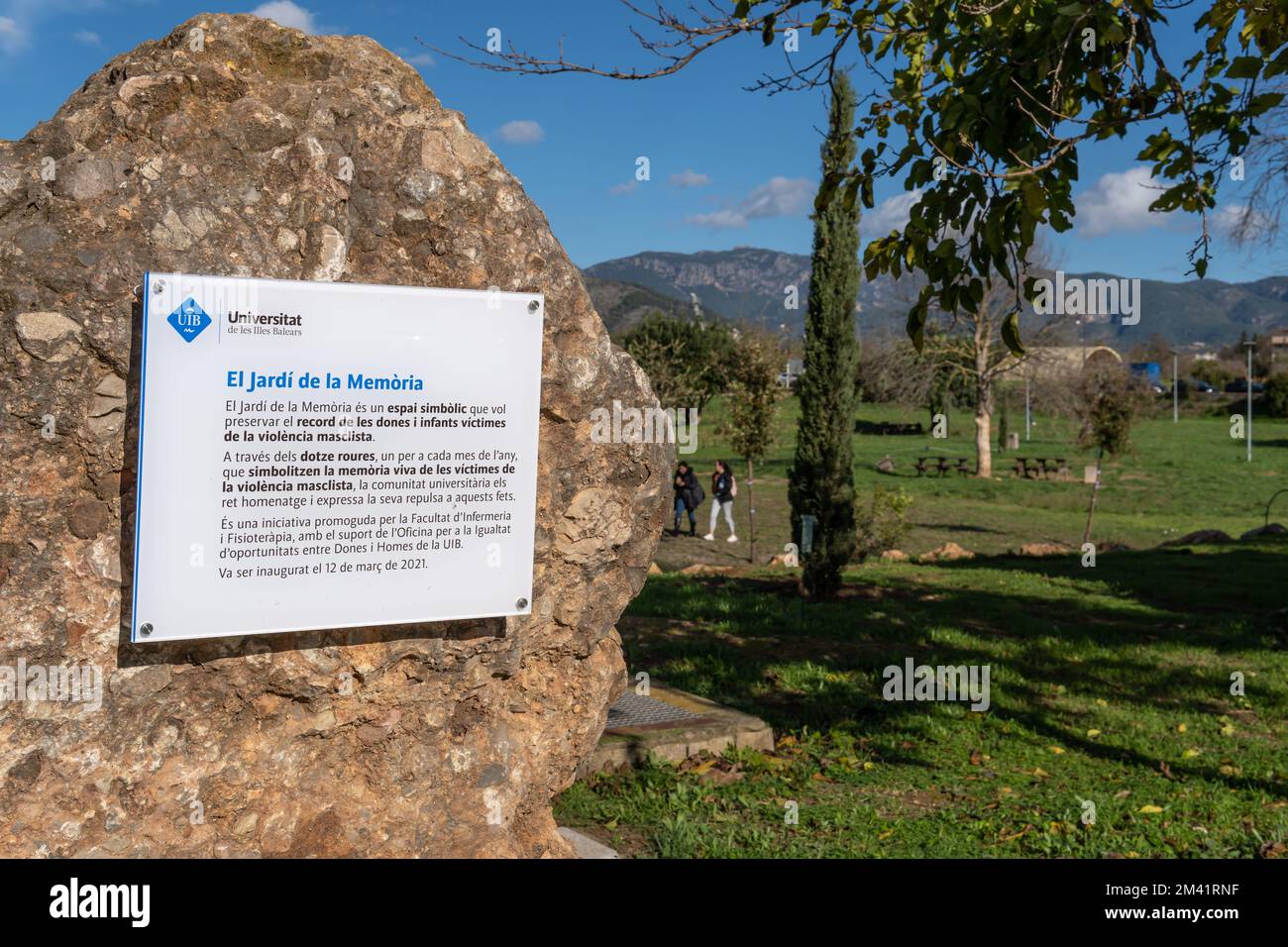 Palma de Mallorca, Spanien; dezember 15 2022: Nahaufnahme des Zeichens des Memory Park zum Gedenken an die Frauen, die Opfer männlicher Gewalt geworden sind. UIB Universität c Stockfoto