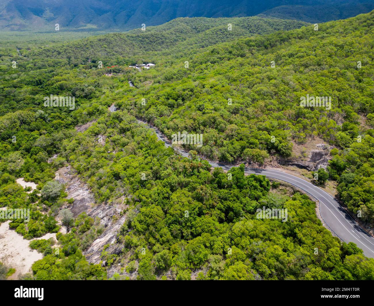 Luftaufnahme der tropischen Straße zwischen üppigen Regenwäldern im tropischen Norden von queensland Captain Cook Highway, Cairns nach Port Douglas Stockfoto