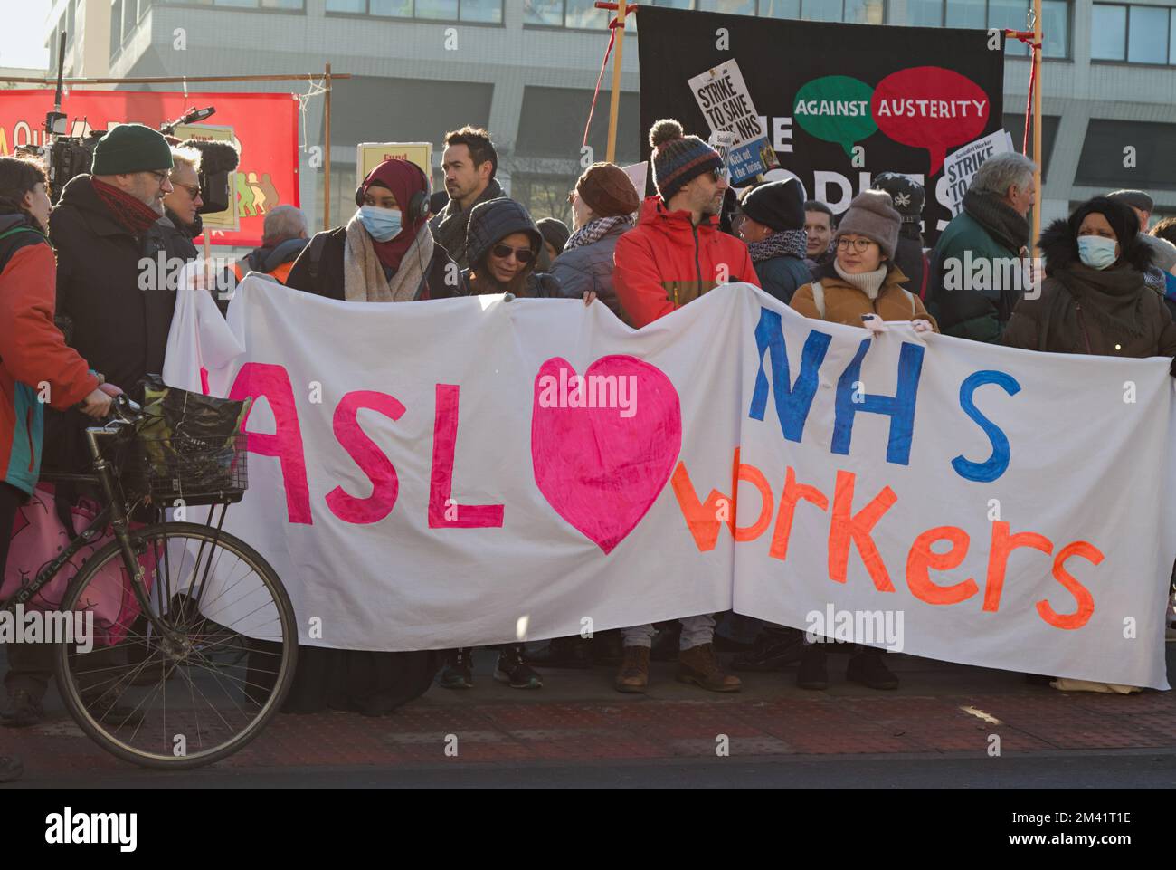 Gruppe von NHS-Arbeitern Holding A Banner in Support OF the Nurses Strike Saint Thomas Hospital London UK Stockfoto