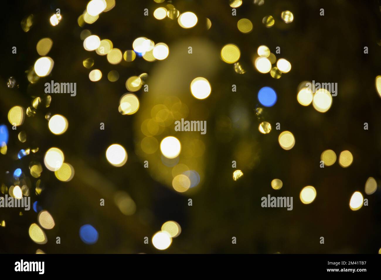 Farbenfroher Rot-, Gelb- und Grüner Weihnachtsbaum-Bokeh-Hintergrund mit fokussierten, glitzernden Lichtern und Weihnachtsmuster im Hintergrund. Stockfoto