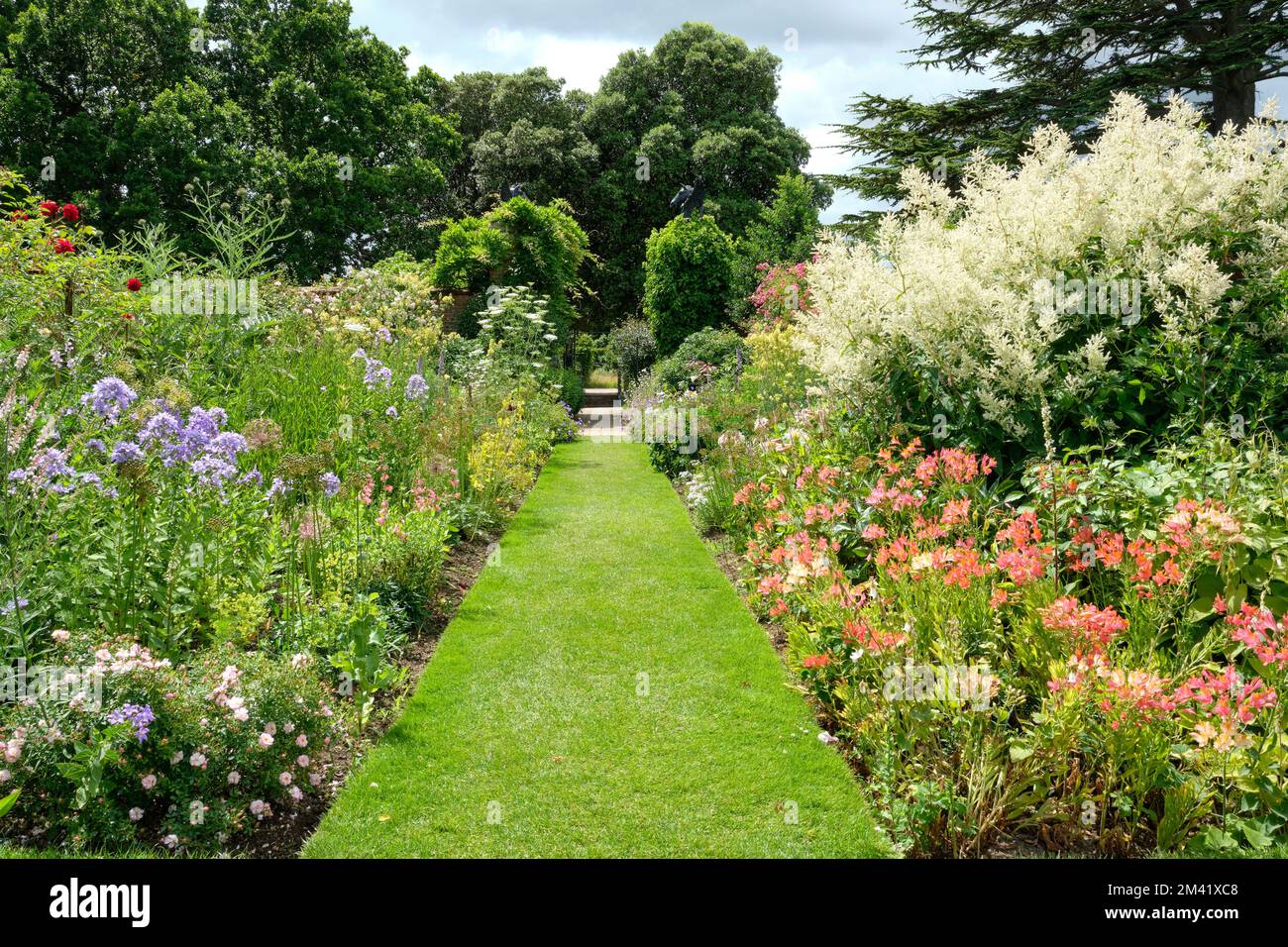 Sommerlandschaft mit Blick auf die krautigen Grenzen in Helmingham Hall und Gardens Suffolk Stockfoto