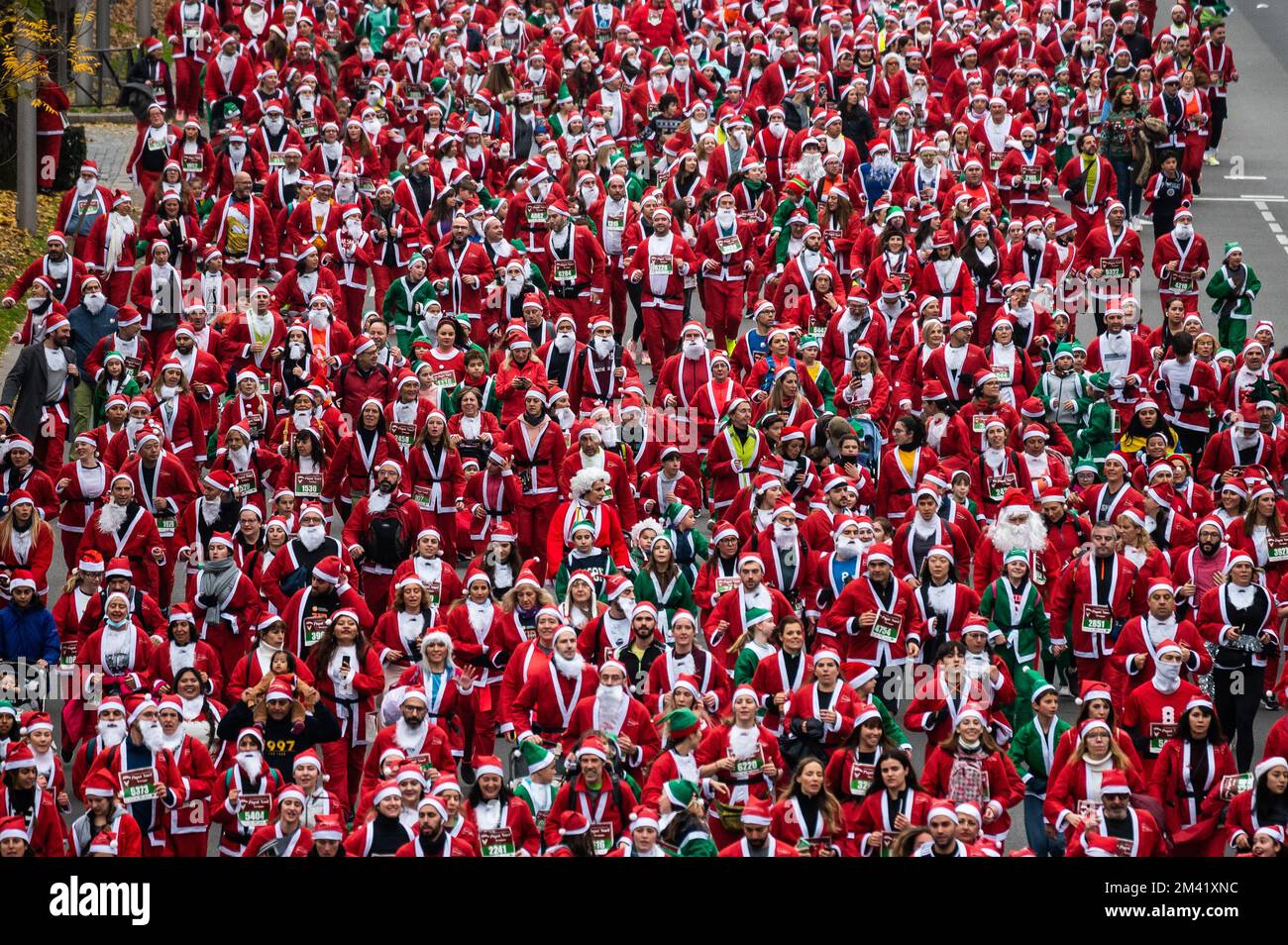 Madrid, Spanien. 18.. Dezember 2022. Tausende von Menschen, die während des traditionellen Weihnachtsmann-Weihnachtsrennen als Weihnachtsmann gekleidet sind. Kredit: Marcos del Mazo/Alamy Live News Stockfoto