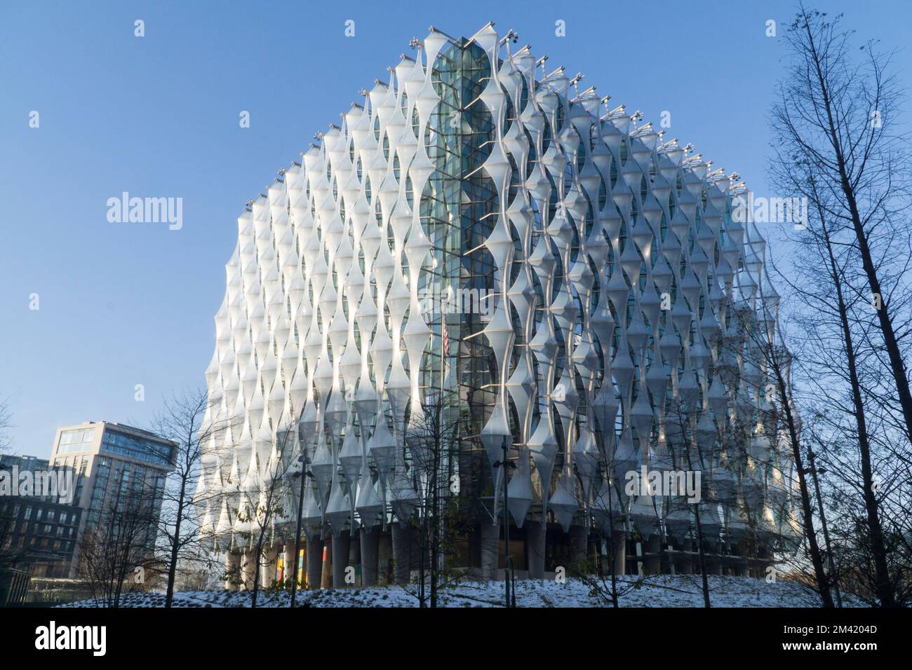 Die US-Botschaft in London, entworfen vom Architekten Kieran Timberlake, im Winter mit Schnee auf dem Boden und blauem Himmel dahinter zu sehen. Anna Watson/Alamy Stockfoto