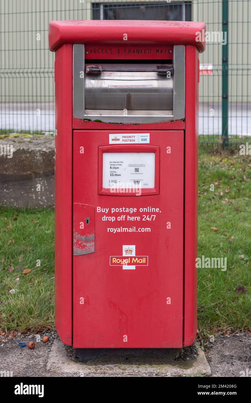 Royal Mail Paketzustellkarton, aufgenommen am 15. Dezember 2022 in Burnley Lancashire. Roter Postabholkarton für Pakete und frankierte Post Stockfoto