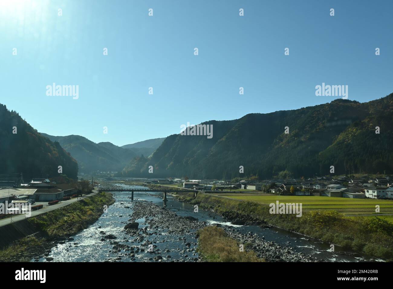 Fluss umgeben von einem Dorf in Gifu Japan Stockfoto