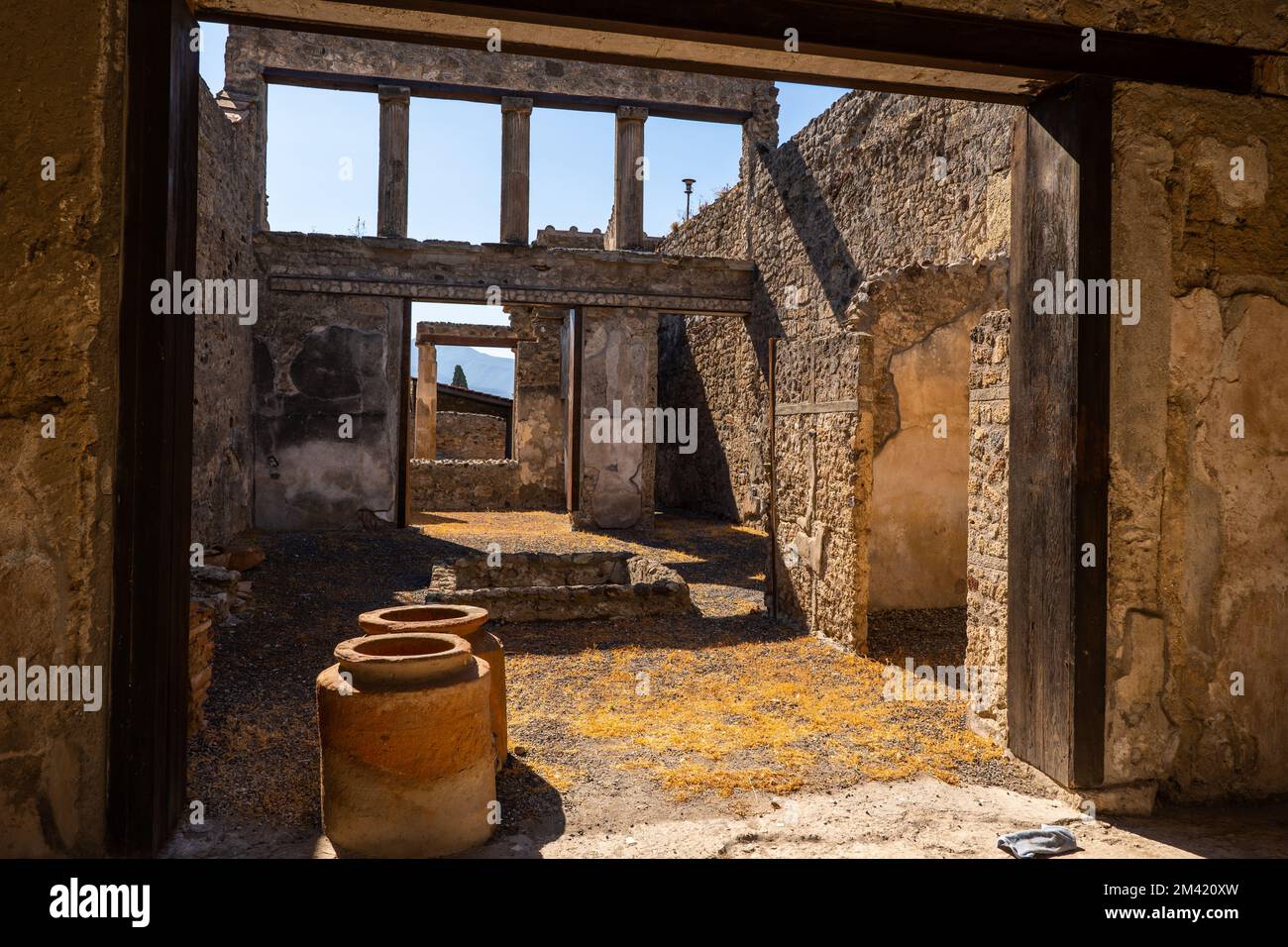Ein Haus, das auch als Tabern in der antiken römischen Stadt Pompeji in Pompeji, Kampanien, Italien, verwendet wurde. Stockfoto