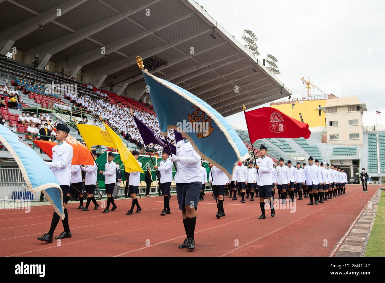 Bangkok, Thailand. 17.. Dezember 2022. Schüler des King's College, feuern Sie ihr Team im traditionellen Rugby-Spiel an und gewinnen Sie am Samstag den 28. His Majesty King Maha Vajiralong korn Bodindradebayavarangkun Cup zwischen King's College (weiße Trikots) und Vajiravudh College (blaue Trikots). 17. Dezember 2022, im Supachalasai Stadium, Bangkok, Thailand. (Kreditbild: © Teera Noisakran/Pacific Press via ZUMA Press Wire) Stockfoto